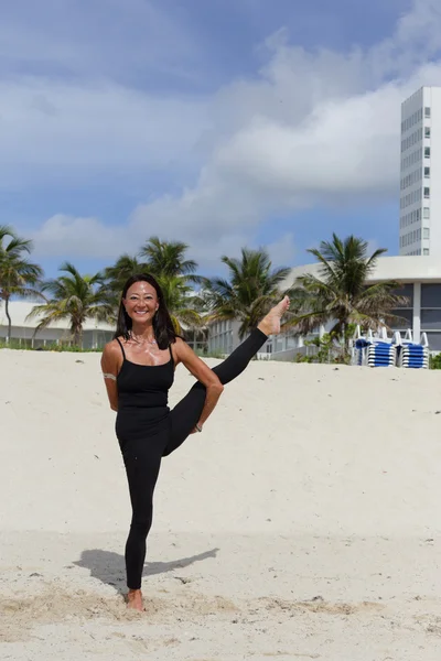 Mujer sonriendo y levantando la pierna — Foto de Stock