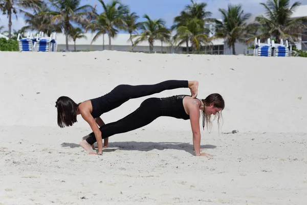 Femme effectuant du yoga sur la plage image stock — Photo