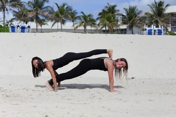 Femme effectuant du yoga sur la plage image stock — Photo