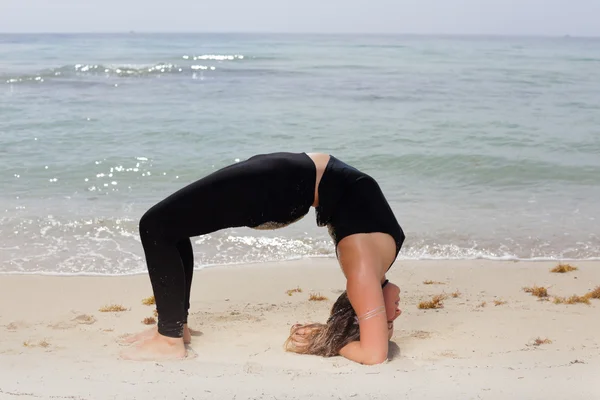 Stock beeld van setu bandha sirsasana yoga vormen — Stockfoto