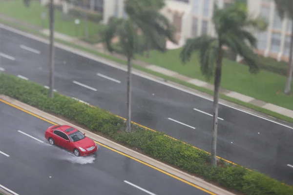 Carros dirigindo na chuva — Fotografia de Stock