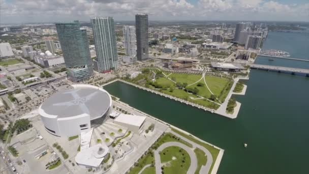 Downtown miami en american airlines arena — Stockvideo
