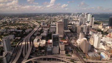 Şehir merkezindeki 5k hava aracı düz uçuyor sonra sağa dönüyor.