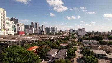 Hava raporuna göre Brickell Miami FL şehir merkezinde. 5k drone görüntüsü yükseliyor