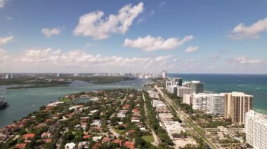 Havadan çekilen görüntüler Bal Harbour Miami Plajı 'nı gösteriyor. Lüks evlerin ve deniz kenarındaki dairelerin 5k drone görüntüleri.