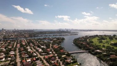 Miami Plajı manzaralı 5k hava manzaralı körfez ve deniz manzaralı evler