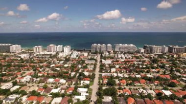 Surfside Florida 'nın 5 km' lik yan görüntüsü. Sahne Atlantik Okyanusu ve deniz kıyısındaki evleri gösteriyor.