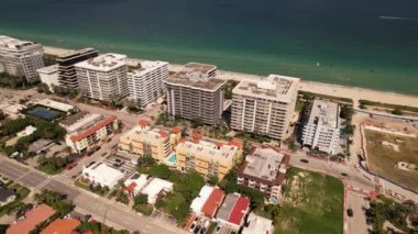 Champlain Kuleleri Surfside 'ın 5k hava yörüngesi