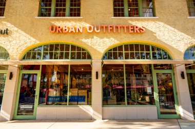 Miami Beach, FL, ABD - 24 Eylül 2021: Urban Outfitters giyim perakendecisi Lincoln Road Mall