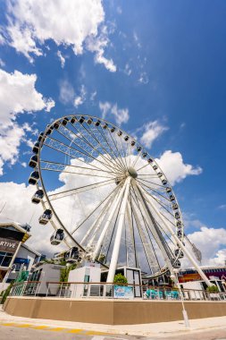 Miami, FL, ABD - 25 Eylül 2021: Skiyview Miami Şehir Merkezi Bayside dönme dolabı