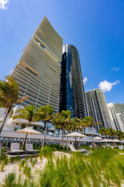 Sunny Isles Beach FL 'de yüksek binalar.