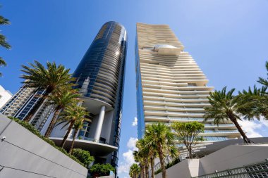 Sunny Isles Beach, FL, ABD - 26 Eylül 2021: Porsche Design Tower ve Turnberry Ocean Club Residences Sunny Isles Beach FL