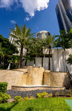 Sunny Isles Beach, FL, ABD - 26 Eylül 2021: Millennium Condominiums Sunny Isles Beach FL 'de peyzaj havuzu