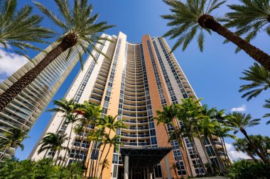 Sunny Isles Beach, FL, ABD - 26 Eylül 2021 Ocean III Sunny Isles Beach FL lüks bir deniz manzaralı deniz manzaralı apartman dairesi