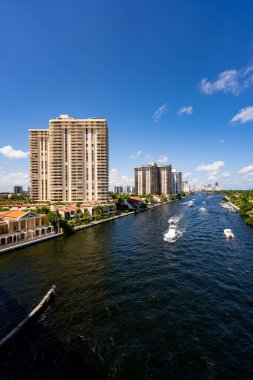 Miami FL 'deki kıyı içi su yolunda Aeial fotoğraf tekneleri.