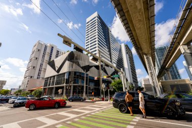 Brickell, FL, ABD - 26 Eylül 2021 SW 8. Cadde Brickell Miamill Miami şehir merkezinde araba kazası