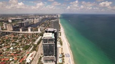 Sunny Isles Beach FL 'de yüksek binalar. 5k hava aracı görüntüsü
