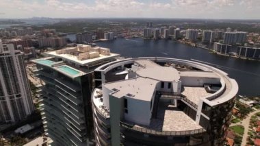 Havadan çekilen Porsche Tasarım Kulesi ve Turnberry Ocean Club Residences. 5k drone görüntüleri Sunny Isles Beach FL