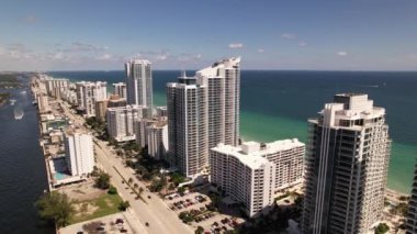 Yavaş Hollywood Sahili Florida. Sahil kenarındaki evlerin ve tatil yerlerinin 5k klibi.