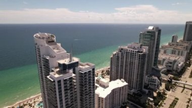 Havuz, Diplomat Resort Hollywood 'u gösteriyor. 5k hava aracı görüntüsü