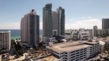 5k hava görüntülü Diplomat Resort Hollywood Beach FL USA. Sinematik yaklaşım ve yükseliş