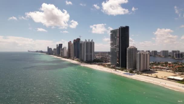 Avvicinamento Discesa Aerea Sunny Isles Beach Filmati Droni Cinematografici — Video Stock