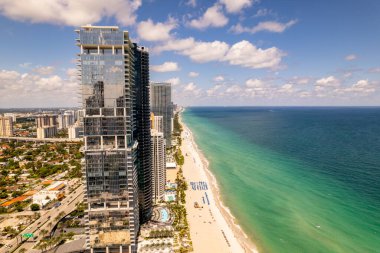 Sunny Isles Beach, FL, ABD - 26 Eylül 2021: Turnberry Ocean Club Residences 'in hava fotoğrafı