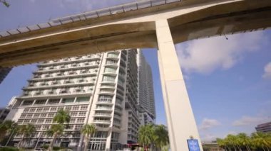 Brickell Miami sahnesi Metrorail üstümüzde ve nehir boyunca 4k açılı video