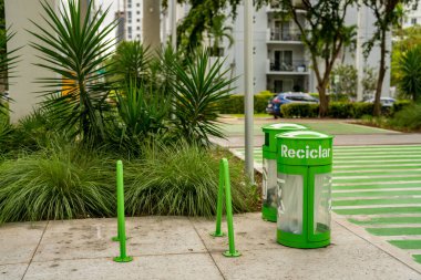 Miami, FL, ABD - 6 Ekim 2021: Brickell Underline 'daki geri dönüşüm kutularının fotoğrafı