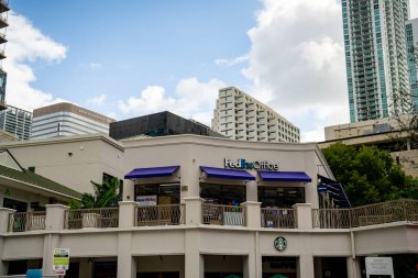Miami, FL, ABD - 6 Ekim 2021: Mary Brickell Village 'daki Fedex Ofisi 