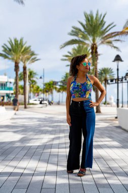 Fort Lauderdale Sahili FL 'de poz veren çekici genç bir kadın.