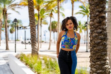 Fort Lauderdale Sahili FL 'de poz veren çekici genç bir kadın.