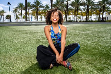 Fort Lauderdale Sahili FL 'de poz veren çekici genç bir kadın.