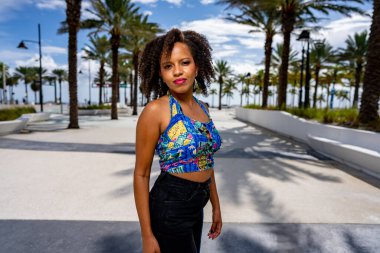 Fort Lauderdale Sahili FL 'de poz veren çekici genç bir kadın.