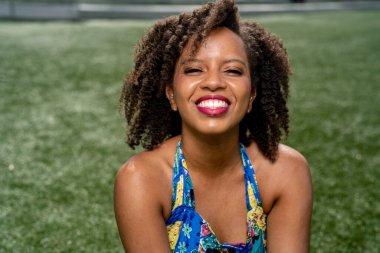 Fort Lauderdale Sahili FL 'de poz veren çekici genç bir kadın.