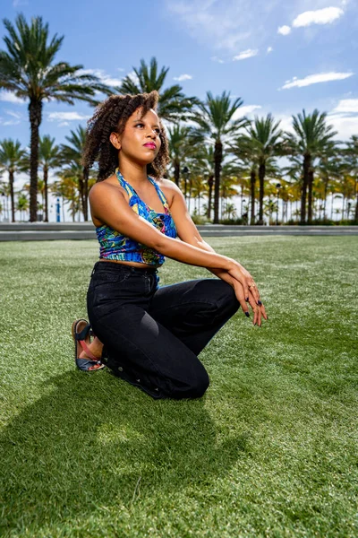 Aantrekkelijke Jonge Vrouw Poseren Een Outdoor Scene Fort Lauderdale Beach — Stockfoto