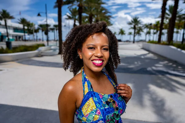 Aantrekkelijke Jonge Vrouw Poseren Een Outdoor Scene Fort Lauderdale Beach — Stockfoto