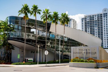 Miami Beach, FL, ABD - 10 Ekim 2021 Sunset Harbour Miami Beach ve Publix Supermarket 'e hoş geldiniz.