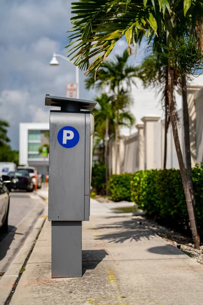 Photo Solar Powered Street Parking Kiosk — Stock Photo, Image