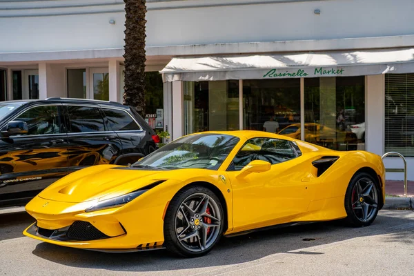 Miami Beach Usa Жовтня 2021 Красивий Новий Жовтий Ferrari Кут — стокове фото