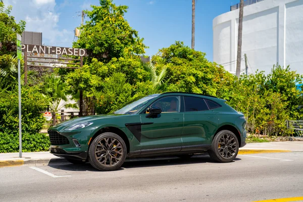 美国佛罗里达州迈阿密海滩 2021年10月10日 Green Aston Martin Dbx Suv — 图库照片