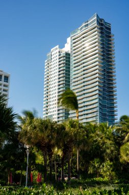 Miami Beach, FL, ABD - 14 Ekim 2021: Setai Miami Beach fotoğrafı. Rüzgarda bulanık palmiye ağaçlarına uzun süre maruz kalmak