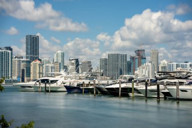 Arka planda şehir olan tekneler