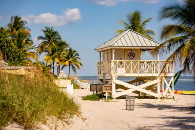Miami Beach Crandon Parkı 'ndaki cankurtaran kulesi.