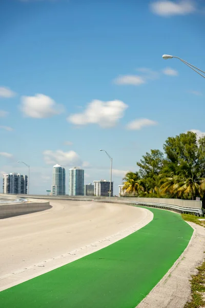 Vertikální Fotografie Zeleně Malovaného Jízdního Pruhu Kole Key Biscayne Miami — Stock fotografie