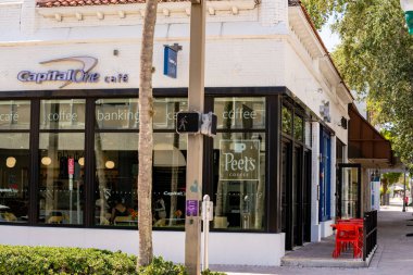 Delray Plajı, FL, ABD - 17 Ekim 2021: Fotoğraf: Capital One Cafe Downtown Delray