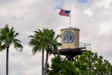 Delray Plajı, FL, ABD - 17 Ekim 2021: Ocena City Kereste Şirketi su kulesinin fotoğrafı
