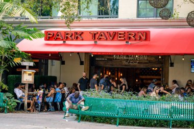 Delray Plajı, FL, ABD - 17 Ekim 2021: Park Tavernası 'nın yiyecek ve içecek restoranının fotoğrafı