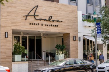 Delray Plajı, FL, ABD - 17 Ekim 2021: Avalon Biftek ve Deniz Ürünleri Restoranı