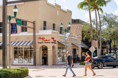 Delray Beach, FL, ABD - 17 Ekim 2021: Fotoğraf: Andre Dupree Tasarımcı El çantaları Mağazası
